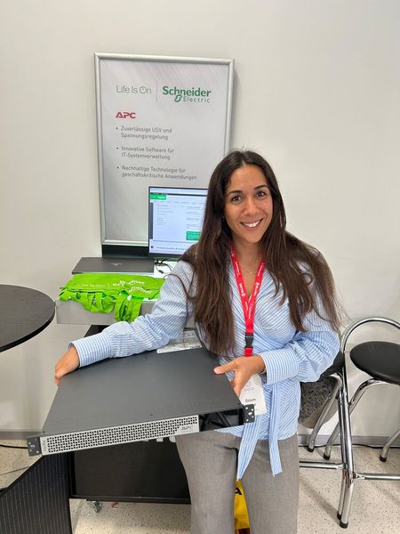 Özlem Bulut nutzt ihre Chance und zeigt ein weiteres Gerät aus dem Hause Schneider Electric: den APC Smart - UPS! (Bild: Vogel IT-Medien GmbH)