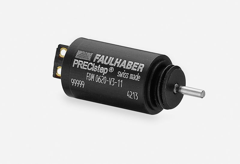 Auf einer Länge von 9,7 mm und 6 mm Durchmesser finden bei den neuen Schrittmotoren alle Komponenten und Anschlüsse Platz. (Bild: Faulhaber)