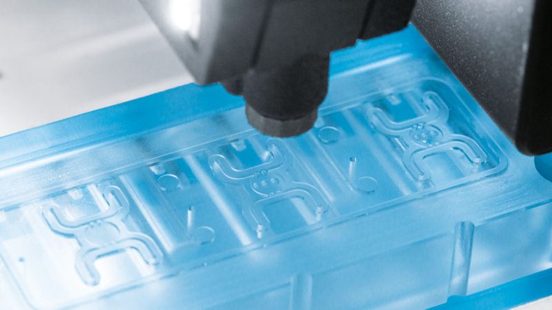 Abb. 1: Biodruck auf dem Mikrofluidik-Chip: Lebende Zellen werden in Hydrogel eingebettet und präzise dosiert.(Bild:  Festo SE & Co. KG)