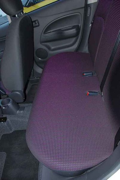 Auf die vollkommen unkonturierte Rücksitzbank passen auch erwachsene Fahrgäste. (Foto: Rosenow)