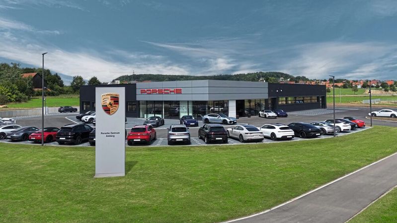 Mit der Eröffnung des neuen Porsche-Zentrums ist die Sportwagenmarke nun auch in Amberg vertreten.(Bild:  Auto-Scholz)