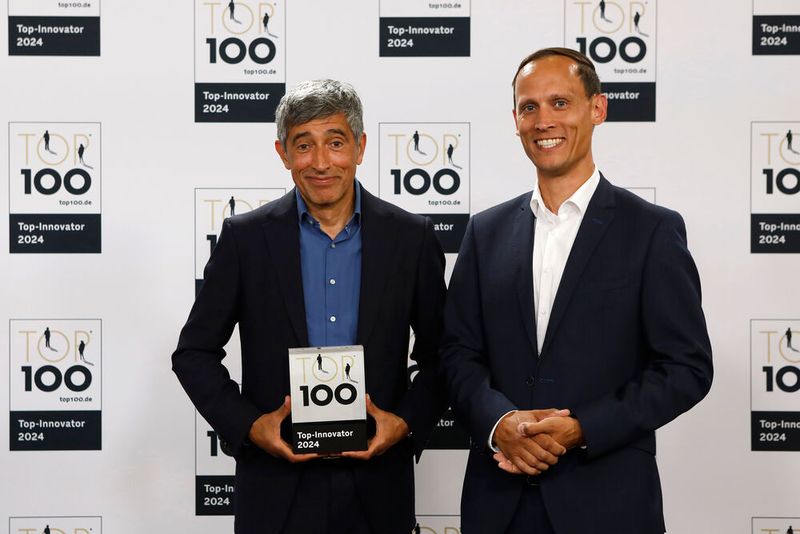 Die IBG Automation GmbH konzentriert sich auf Sonderanlagen für produzierende Branchen. Die Geschäftsführer setzen bei Entwicklungsprojekten auf eine partnerschaftliche Zusammenarbeit mit Hochschulen. Dazu gehören etwa Lösungen zu fahrerlosen Transportsystemen, zu grünem Wasserstoff oder auch zum Batterierecycling. Im Bild: Benedikt Ebert (Projektmanagement). (Bild: KD Busch/compamedia)