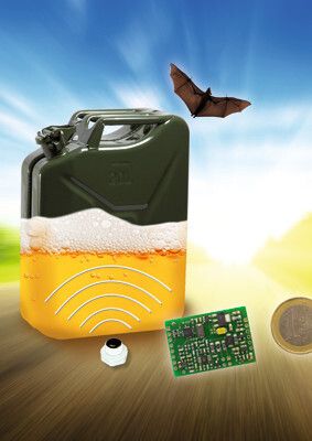 Den Füllstand von Tanks und austauschbaren Einwegbehältern misst der Ultraschall-Sensor von IS-LINE mit einem Dry-Coupling-Messkopf berührungslos. Aus der Laufzeit des Ultraschalls zwischen dem Boden und dem reflektierenden Flüssigkeitsspiegel kann der Füllstand auch in schäumenden Flüssigkeiten sicher bestimmt werden. (Bild: IS-LINE)