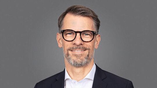 Christian Schell leitet jetzt die zwölf May & Olde-Standorte. Der ehemalige Jaguar Land Rover-Manager ist seit November 2025 Geschäftsführer bei May & Olde.(Bild:  May & Olde)