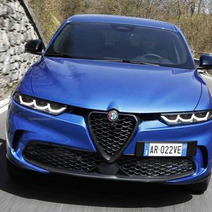 Große Luftöffnungen, ein fordernder Blick – das Frontdesign des Alfa Romeo Tonale fällt auf.(Bild:  Alfa Romeo)