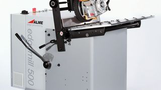 Die Kantenfraesmaschine Edgemill 500 bearbeitet nahezu alle Werkstoffe, sogar Titan.  (Bild: Alme AG)