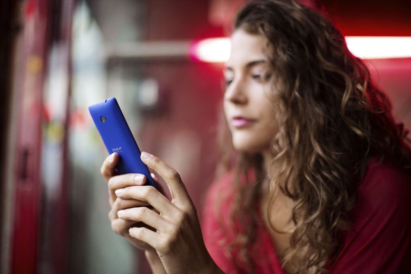 Mit dem 8X von HTC macht man überall eine gute Figur. (Bild: HTC)