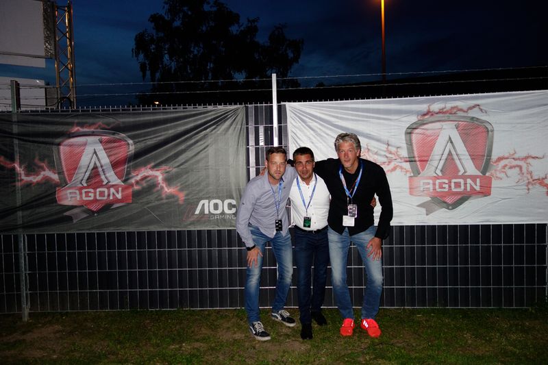 Wieso sich Sebastian Niehues und Andreas Roth, AOC & MMD Philips, mit Marc Riemen, Rieberg, für das Foto so gebückt haben, weiß wohl keiner. (Bild: IT-BUSINESS)