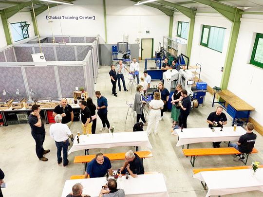 Zur Eröffnungsfeier des neuen globalen Trainingszentrums von Mosca am Heimatstandort Waldbrunn kamen auch Serviceverantwortliche der europäischen Tochtergesellschaften.(Bild:  Mosca)