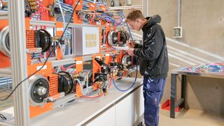 Kfz-Mechatroniker für Nutzfahrzeugtechnik, Andy Schuck, konnte im Frühjahr den Eurocup 2024 gewinnen und tritt im September bei den Worldskills in Lyon an. Auch er hat als Quereinsteiger die Wettbewerbskarriere gestartet. (Bild: Schmidt - VCG)