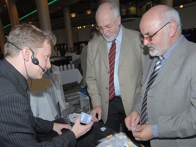 Auch die Obermeister Adelbert Neuling (Altmark-West) und Klaus Neumann (Stendal) konnten dem Zocken nicht wiederstehen.    (Archiv: Vogel Business Media)