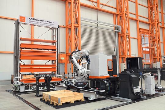 Komprimiert automatisiert: Das Kastocenter Compact verbindet Lager, Säge, Materialhandling und Teileabfuhr zu einem durchgängigen Materialfluss auf geringer Hallenfläche.(Bild:  Kasto Maschinenbau GmbH & Co. KG)