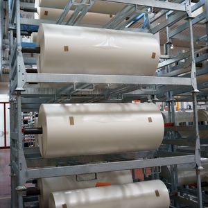 Beim Kalandrieren wird der Kunststoff durch ein System aus mehreren Rollen geführt und kann so auf die vielfältigsten Arten gestaltet werden: vom Prägen der Folien bis zur Optimierung ihrer physikalischen Eigenschaften durch Verstrecken.(Bild:  Vega)