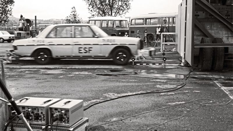 Crashtest mit einem ESF 05 auf Basis der Baureihe 114. Mercedes-Benz baut in den Siebzigerjahren 35 Experimental-Sicherheits-Fahrzeuge. Zahlreiche ihrer Innovationen fließen in spätere Serienfahrzeuge ein. (Daimler AG)