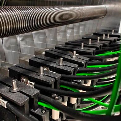 Fraunhofer ISE reports that 25 Ah pouch cells with silicon-rich anodes retained more than 83% of their initial capacity after 1,000 cycles when tested under 1,000 kPa axial pressure. (Bild: Fraunhofer ISE)