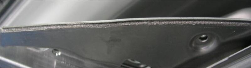 Laser-Schweißnaht aus Aluminium an einer Fahrzeugtür. (Bild: Dinse)