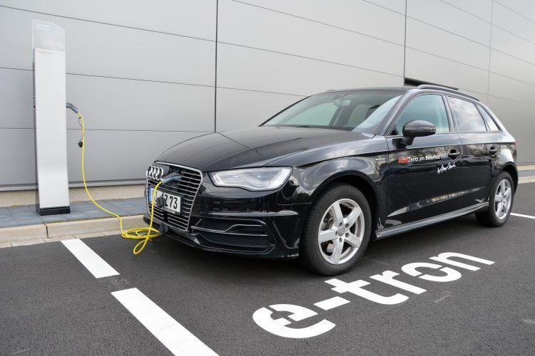 Wie für Betriebe in der aktuellen Terminal-CI Audis üblich, verfügt das Audi-Zentrum Bielefeld über Ladesäulen für Elektroautos und Plug-in-Hybride. (Foto: Achter / »kfz-betrieb«)
