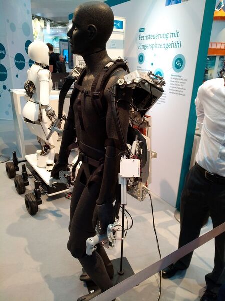 Am Stand des Deutschen Forschungszentrum für Künstliche Intelligenz gibt es dieses Exoskelett zu bewundern. (Robert Horn)