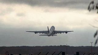 Schmieröl in den heißen Abgasen von Flugzeugturbinen kann Ultrafeinstaubpartikel bilden, sobald sich die Abgase abkühlen. Dies zeigt eine Studie der Goethe-Universität Frankfurt und des Hessischen Landesamts für Naturschutz, Umwelt und Geologie. (Bild: Alexander Vogel, Goethe-Universität Frankfurt)