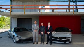 Während des Richtfestes in Münster (v.l.): Wilhelm Hegger, Geschäftsführer Ferrari Central Europe, Frank Burbach, Managing Director Ferrari Düsseldorf und Lueg sportivo, sowie Martijn Storm, Sprecher des Vorstands Fahrzeug-Werke Lueg. (Bild: Ferrari Central Europe)