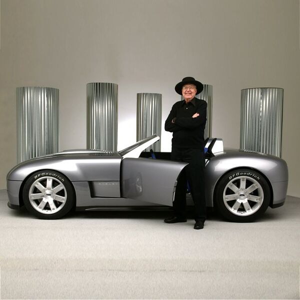 Carroll Shelby mit einem Shelby Cobra Concept. (Ford Motor Company)