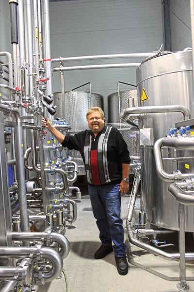 Braumeister Helmut Sauerhammer leitet den Bau des neuen Drucktankkellers in Pyras. (Pyraser Landbrauerei)