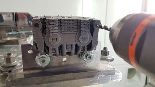 Die fertigen Bremssättel hat im Anschluss ein Team der Technischen Universität Hamburg-Harburg auf einer Fräsmaschine nachbearbeitet. Sowohl das Münsteraner als auch das Hamburger Formula-Student-Team erhalten die für die jeweiligen Teams unterschiedlich entwickelten und konstruierten Bremssättel.  (Bild: TU Hamburg/Lasse Evers)