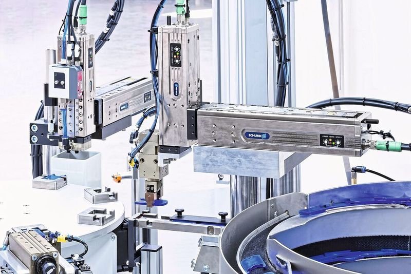 Rund 50 ELP-Linearmodule hat LMZ bereits in seinen Montageanlagen eingesetzt. Dabei kombiniert das Unternehmen die 24-V-Mechatronikachsen geschickt mit pneumatisch- oder vakuumbetätigten Greifern.  (Schunk)