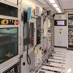 Der Container enthält ein modulares und intelligent vernetztes Fertigungssystem.(Bild:  Fraunhofer IPA)