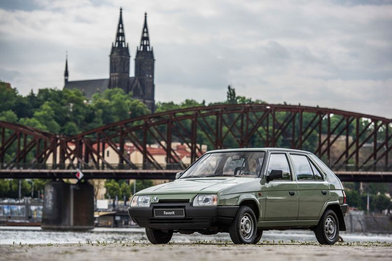 Diesen September feiert der Skoda Favorit 30-jähriges Jubiläum. Nicht nur im Rallye-Sport brillierte die Baureihe, der Kleinwagen war stets auf Augenhöhe mit seinen westlichen Mitbewerbern. Hier: Der Skoda Favorit (1987-1994). (Skoda)
