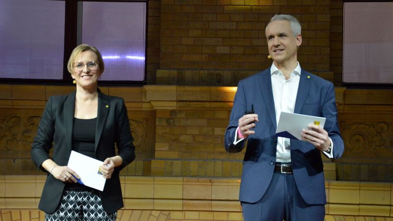 Uta Heller und Martin Endlein von der DAT präsentierten die Ergebnisse des neuen Reports. (Bild: Achter – »kfz-betrieb«)