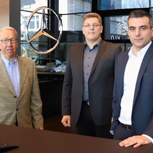 Freuen sich auf ihr neues Autohaus (v.l.): Die Geschäftsführer Dietrich Kloz und Dieter Schlatterer sowie Verkaufsleiter Alfonso Torchia. (Bild:  Autohaus Kloz)
