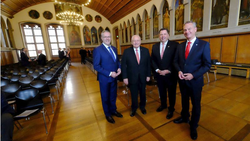 Honoratioren im Kaisersaal: (v. l.) ZDH-Präsident Jörg Dittrich, ZDK-Ehrenpräsident Jürgen Karpinski, Stephan Sigler, Frankfurter Stadtrat, und Arne Joswig, frisch gewählter Präsident des ZDK (Bild: Zietz – VCG)
