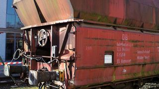 Sie wiegen 80 Tonnen: Um den Aufprall beim Rangieren zu simulieren, wurden sechs verschiedene Datenlogger getestet. (SMT&HYBRID)