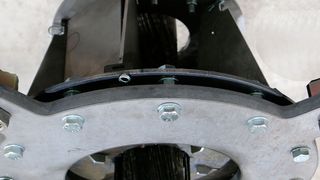 Das neue Hang Off von AMS kann Kabelgewichte bis etwa 5 t während der Montage und über die 25 Jahre Lebensdauer einer Windenergie-Anlage zuverlässig fixieren.  (Walter Lutz)