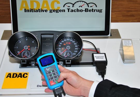 Mithilfe eines Simulators demonstrierte der ADAC, wie schnell und leicht sich moderne Steuergeräte manipulieren lassen. (Foto: Dominsky)