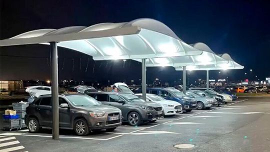 Für die textile Überdachung stehen auch unterschiedlichste LED-Leuchten zur Verfügung.(Bild:  Hacobau GmbH)