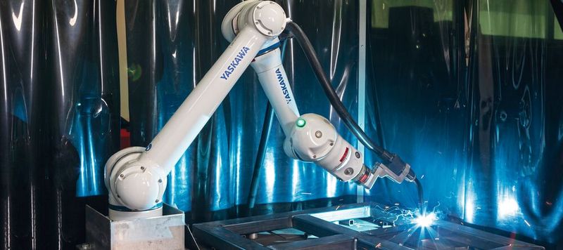 Die Cobot-Schweißzelle Weld4me von Yaskawa ist ein kollaborativer und einfach bedienbarer Roboter mit professionellen Schweißfunktionen.(Bild:  Yaskawa Europe)