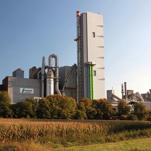 Bild 1: Weithin sichtbar ist der Vorwärmerturm des Zementwerks der Lafarge-Gruppe. Das Werk wurde umfassend modernisiert. Dies betraf auch das Becherwerk zur Rohmühlenaufgabe.