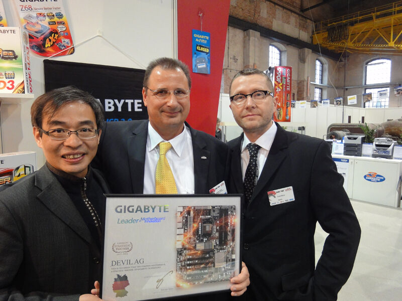Timmy Huang (l.)und Frank Bösser, (r.) von Gigabyte übergeben Andreas Dudda, Devil, einen Award als Strategic Partner 2011/2012. (Archiv: Vogel Business Media)