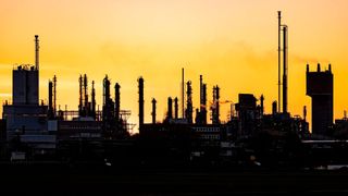 Die chemisch-pharmazeutische Industrie verzeichnet im ersten Halbjahr 2025 leichte Rückgänge – eine echte Trendwende bleibt vorerst aus. (Bild: frei lizenziert)