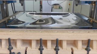 Freiformflächen in dreidimensionalen Fassadenelementen für die moderne Fassadengestaltung erfordern Werkzeuge mit großen Abmessungen, die zudem sehr variabel sein müssen. (TU Dresden)