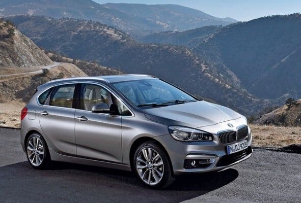 Red Dot Award 2015 - BMW 2er Active Tourer: Der BMW 2er Active Tourer vereint kompakte Abmessungen und Funktionalität mit einer kraftvollen Formensprache. Aufwärts ziehende Linien in der Seite und eine stark geneigte Motorhaube verleihen dem Fahrzeug ein dynamisches, keilförmiges Erscheinungsbild. Der lange Radstand erlaubt ein geräumiges Interieur. Eine weitläufige Instrumententafel, eine große Frontscheibe und das optionale Panoramadach tragen zu einer großzügigen Innenraumatmosphäre bei. Die erhöhte Sitzposition bietet Übersicht im Stadtverkehr, sämtliche Bedienelemente sind auf den Fahrer ausgerichtet. (Bild: Red Dot)