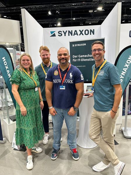 Ein top gelauntes Team SYNAXON: (v. l. ) Rena Ueckermann, Marcel Aust, David Holliday (IT-BUSINESS) und Mirko Schön. (Bild: Vogel IT-Medien)