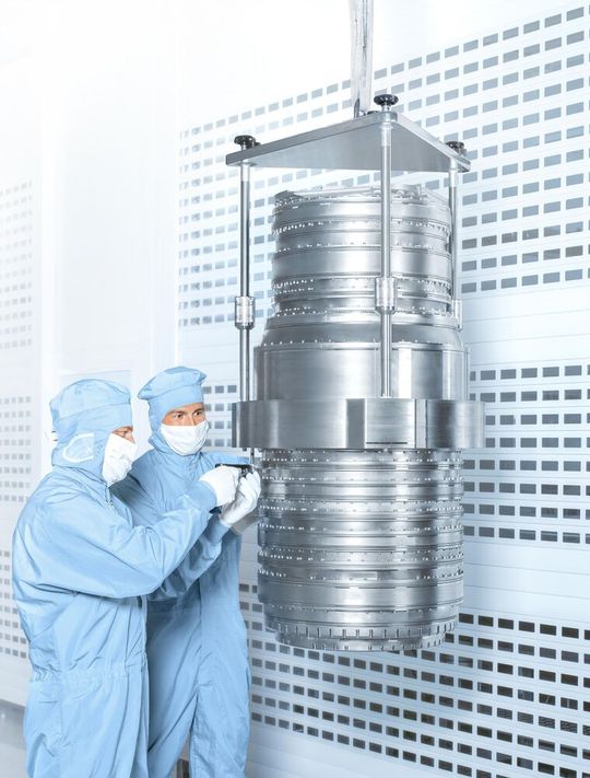 ZEISS im Reinraum: Lithografie-Optiken, die mit DUV-Licht einer Wellenlänge von 193 Nanometern betrieben werden, zählen zu einer der erfolgreichsten Produkte der Unternehmensgeschichte von Zeiss. Die optische Qualität dieser Systeme beeinflusst Auflösung, Abbildungsqualität und das nutzbare Prozessfenster.(Bild:  ZEISS)