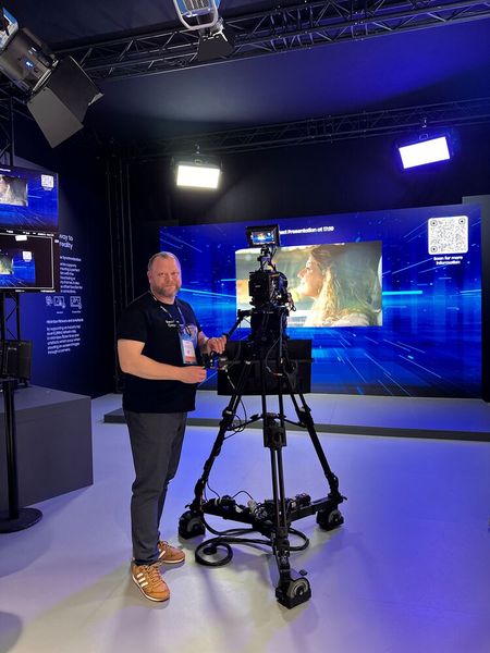 Torsten Hauck (Realtime Department) zeigt mit Samsung und ARRI, wie Unternehmen professionelle Corporate Studios mit minimalem Aufwand betreiben können – dank UNIQVUE | Studio. Eine einfache digitale Erlebnislösung.  (Bild: Vogel IT-Medien GmbH)