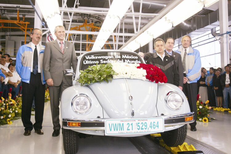 Ende einer Ära: Am 30.Juli 2003 lief in Mexiko der letzte VW Käfer vom Band. Der letzte von 21.529.464 gebauten Käfern ist im Museum der Autostadt Wolfsburg zu sehen.  (Foto: VW)