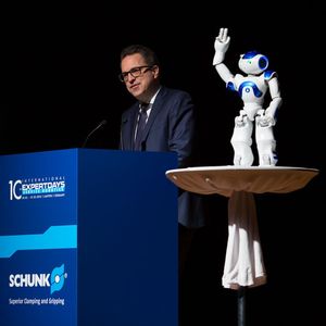 Henrik A. Schunk eröffnete gemeinsam mit NAO die zehnten Schunk Expert Days on Service Robotics. Der humanoide Roboter gab dem oft verwendeten Begriff Big Data ein Gesicht und wurde damit zur thematischen Leitfigur der Expertentage. 