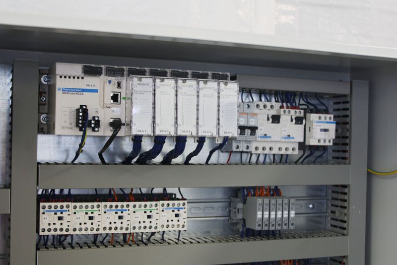 Fast alle Komponenten im Standard-Wandschrank sind von Schneider Electric. Angefangen von der Steuerung Modicon M340 über das Touchpanel Magelis XBT GT bis hin zu Relais und Schaltern.  Bild: Peter Stipp (Archiv: Vogel Business Media)