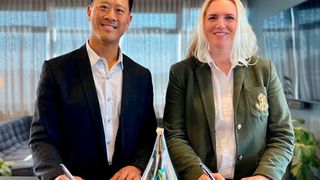 (L-R) Fluor Business Incubation Executive Director, Jim Shih; and Carbfix CEO, Dr. Edda Sif Pind Aradóttir, pen a MOU between the two companies to collaborate on CCS solutions.  (Source: Business Wire)